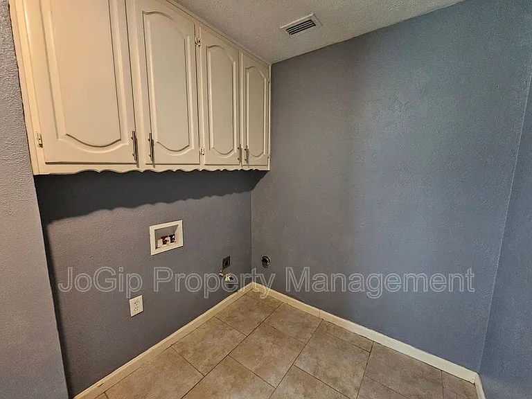 216 Wesley Dr — Photo 18