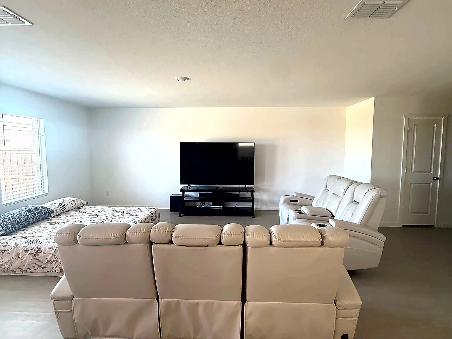 4 bed, 2.5 bath, 2056 sqft, $2,550 — Photo 2