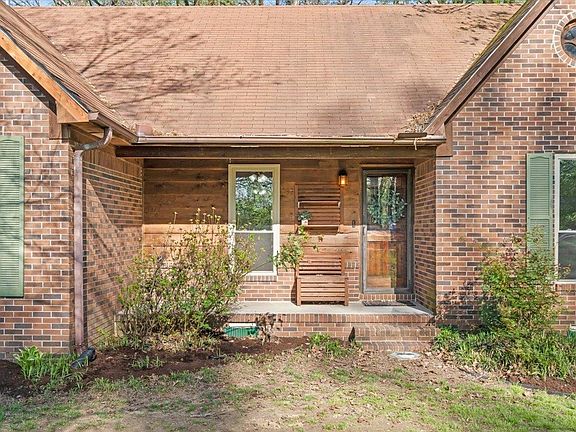 2nd image of 326 Sassafras Cir