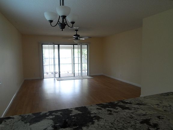 5th image of 82 Emerald Ct #82