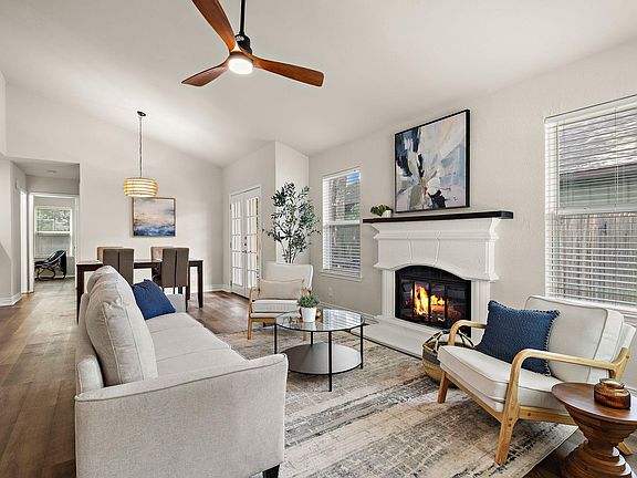2nd image of 905 Greenbriar Loop
