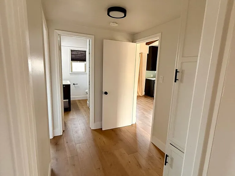 1101 E Grand Ave — Photo 33