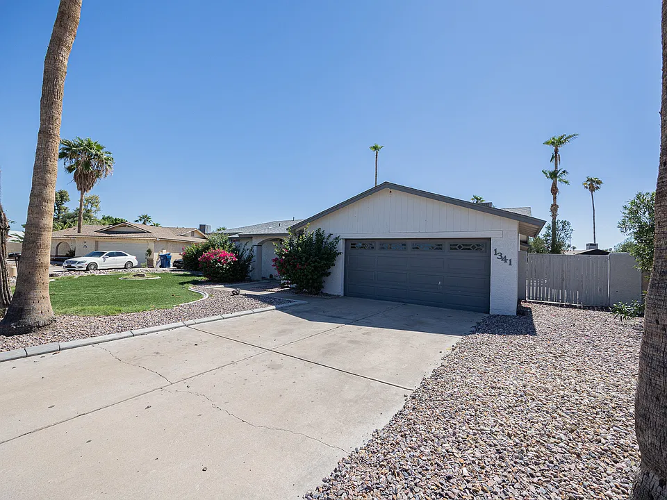1341 E Garnet Cir