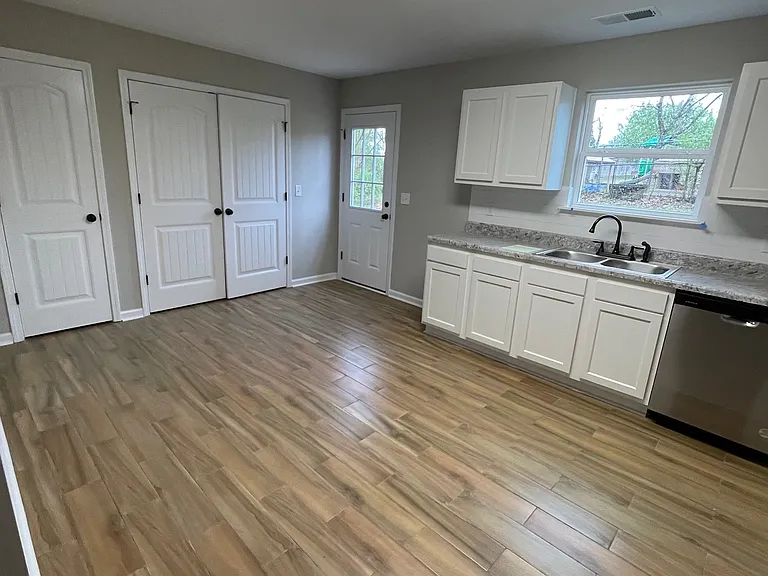 1250 Vivian St — Photo 3
