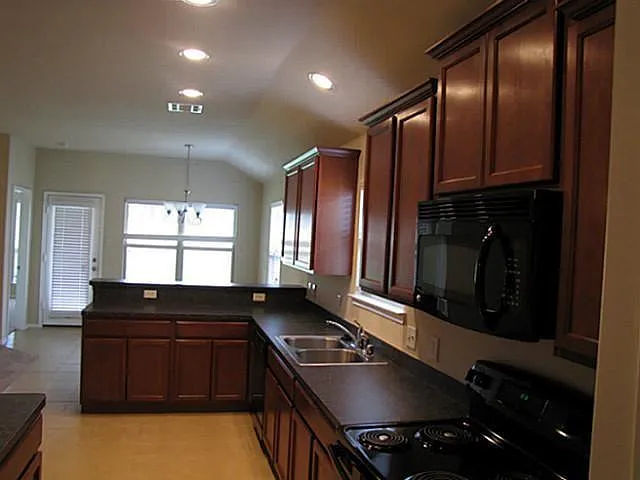 806 Hazels Way — Photo 2