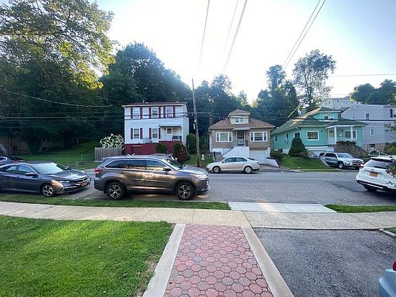 5th image of 68 Bushey Ave