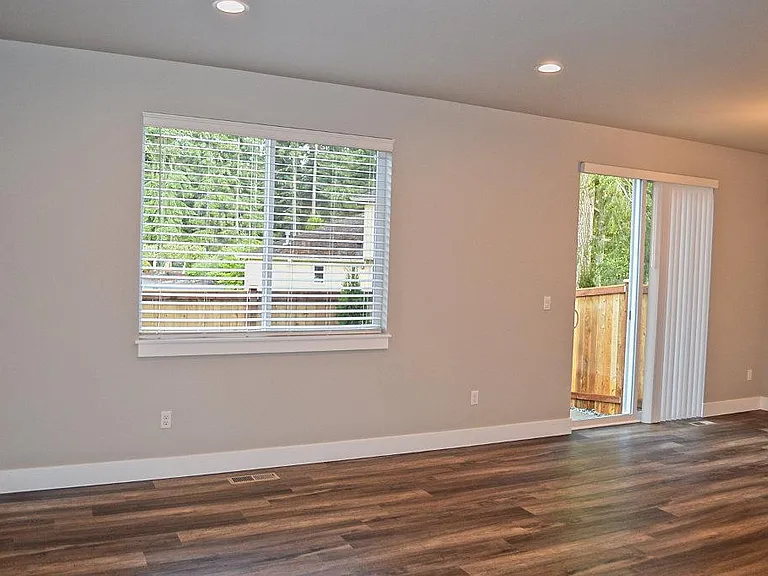 6911 Lennon Ln NE — Photo 8