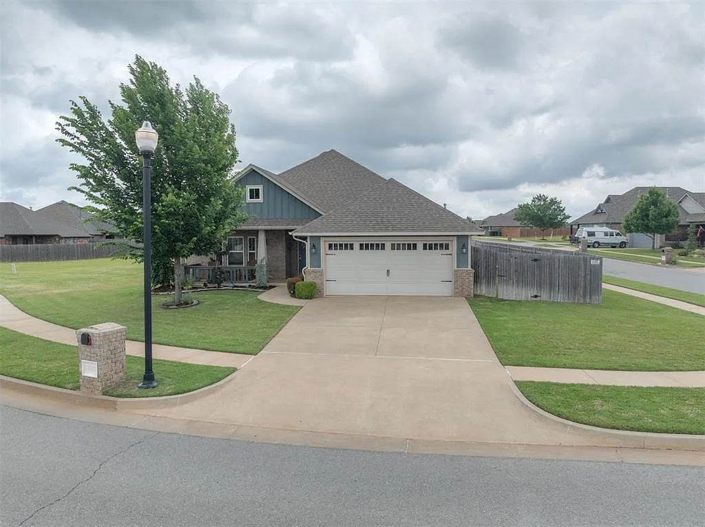 3 bed, 2.0 bath, 1806 sqft, $2,300 — Photo 2