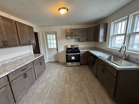 5th image of 610 W Elm St
