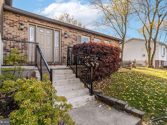 4th image of 1422 Estate Dr