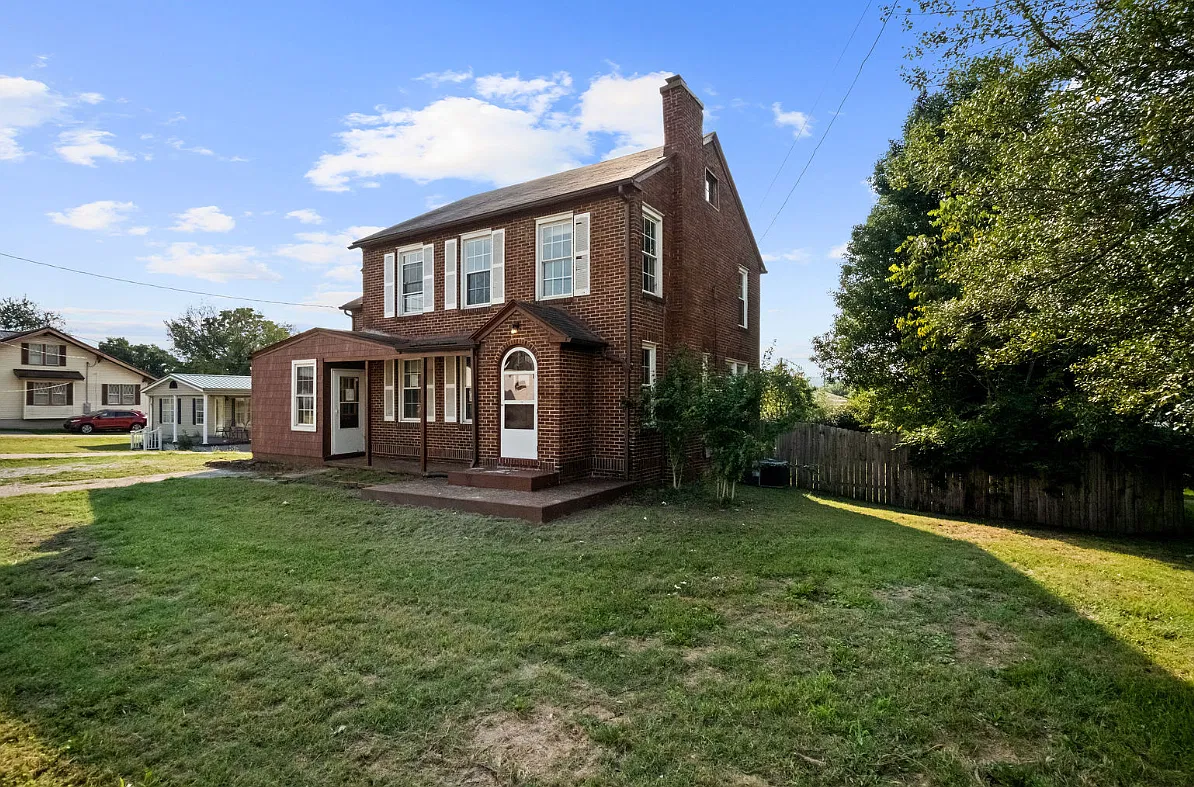 4 bed, 1802 sqft, $2,400 — Photo 2