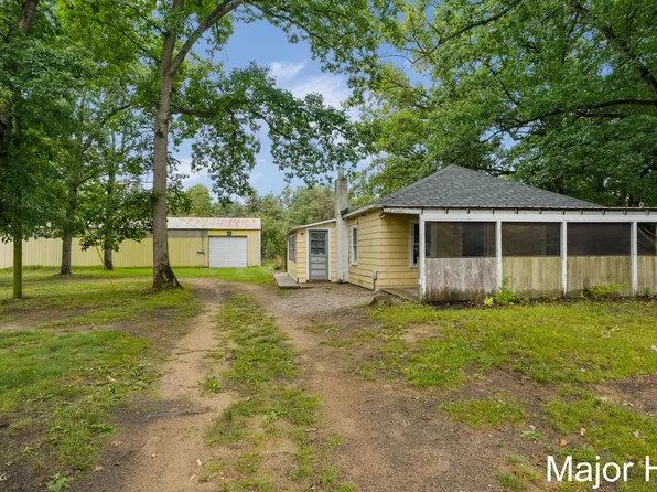 23032 Almy Rd, Howard City, MI 49329