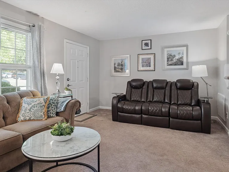 107 Barbary Ct — Photo 7
