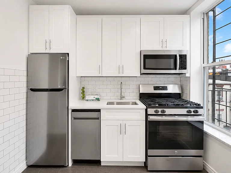 272 Smith St #4R — Photo 3