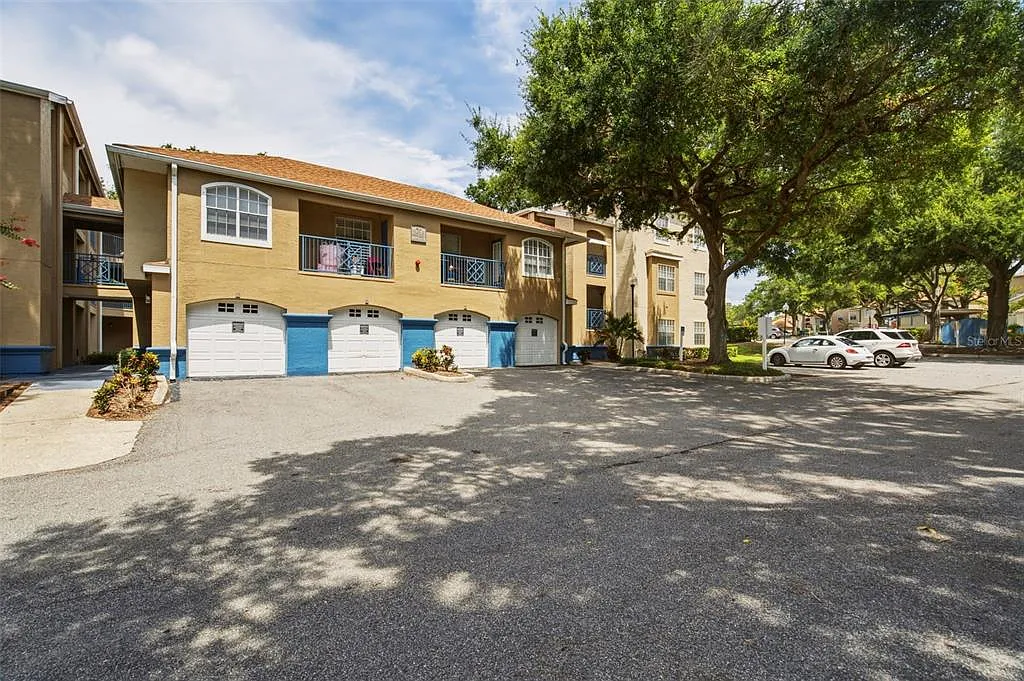 2 bed, 1.0 bath, 1021 sqft, $1,550 — Photo 1