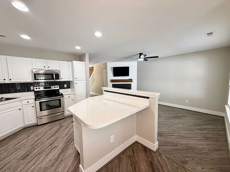 917 Creek Crossing Trl — Photo 2