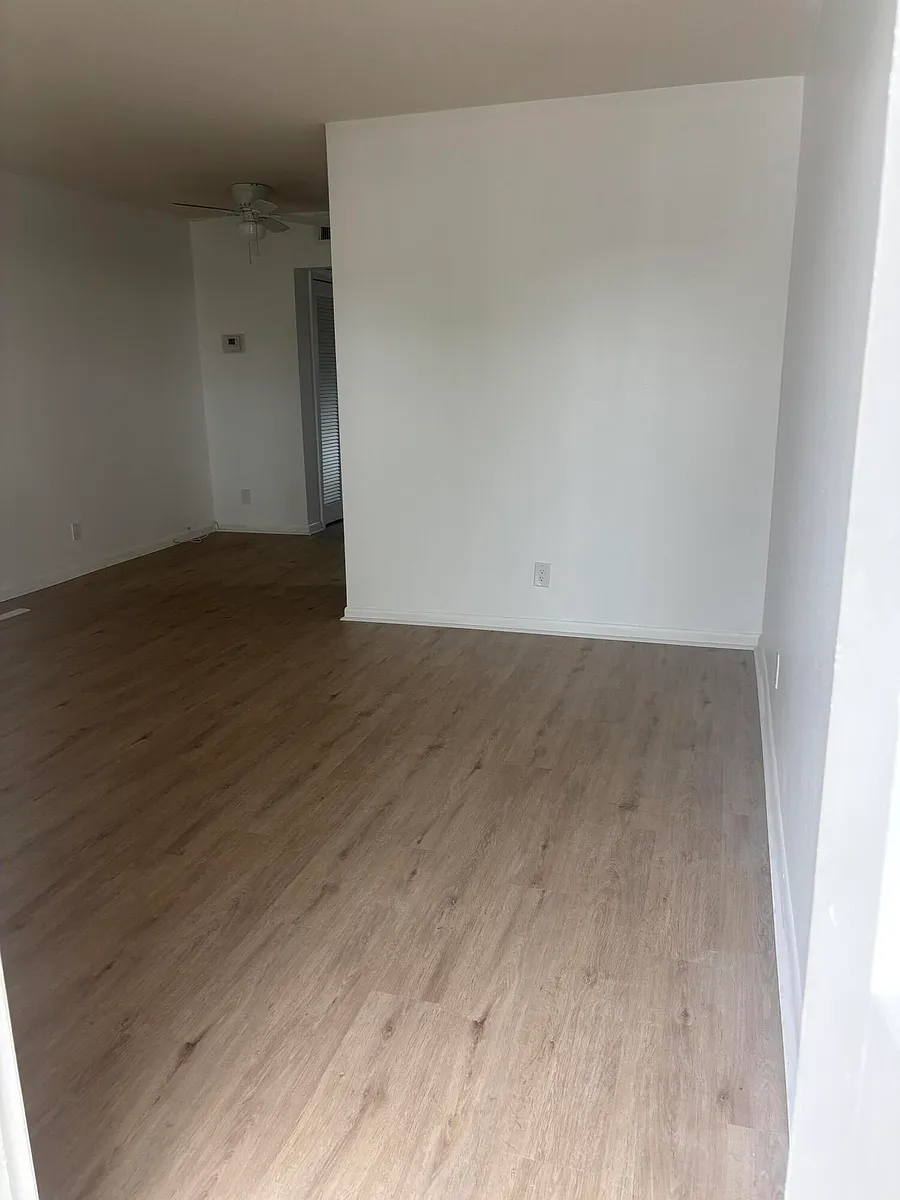 Building Photo - 521 NE 45th St