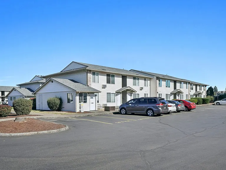 Cedar Court Apartments — Photo 11