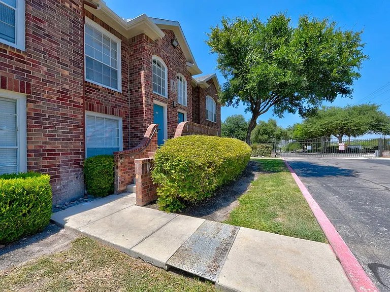 Whispering Creek Villas Apartment Homes — Photo 23