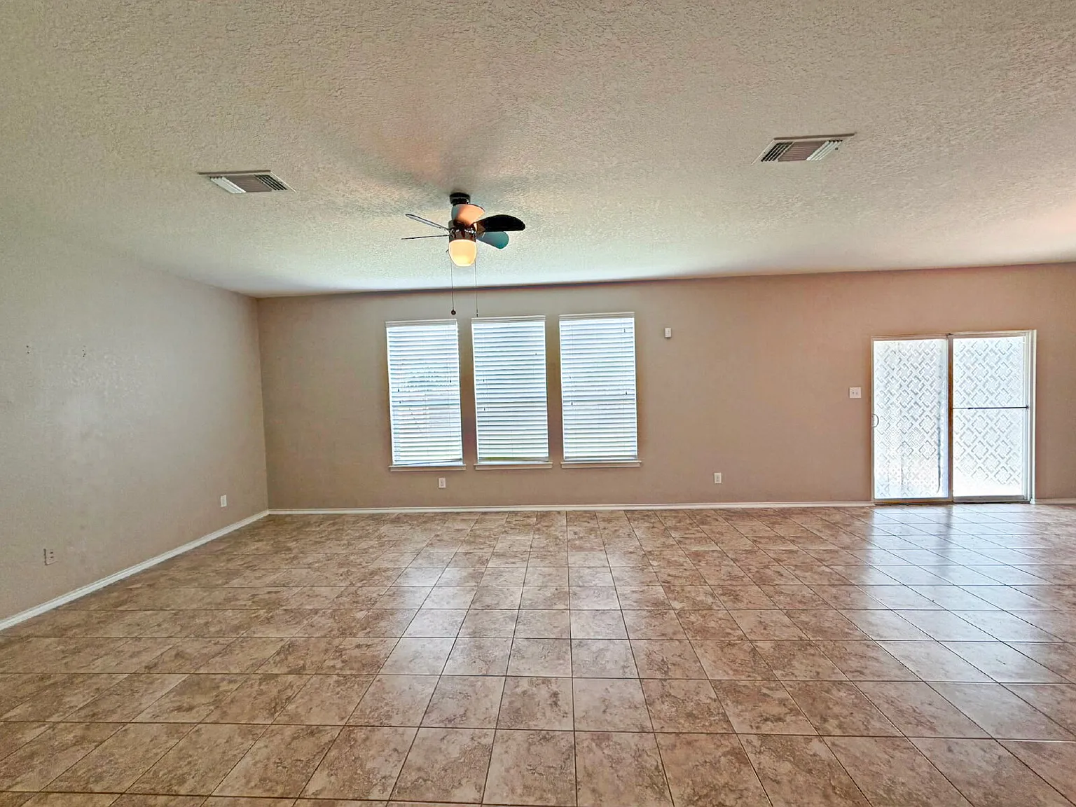 3 bed, 2.5 bath, 2404 sqft, $1,800 — Photo 4