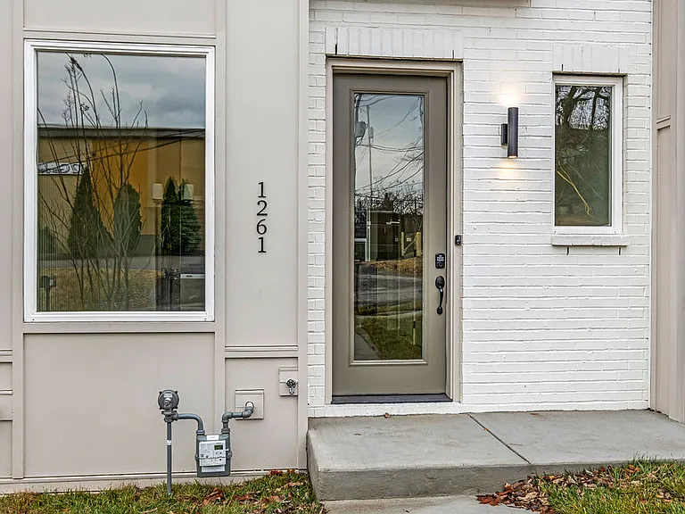 1261 John St — Photo 3