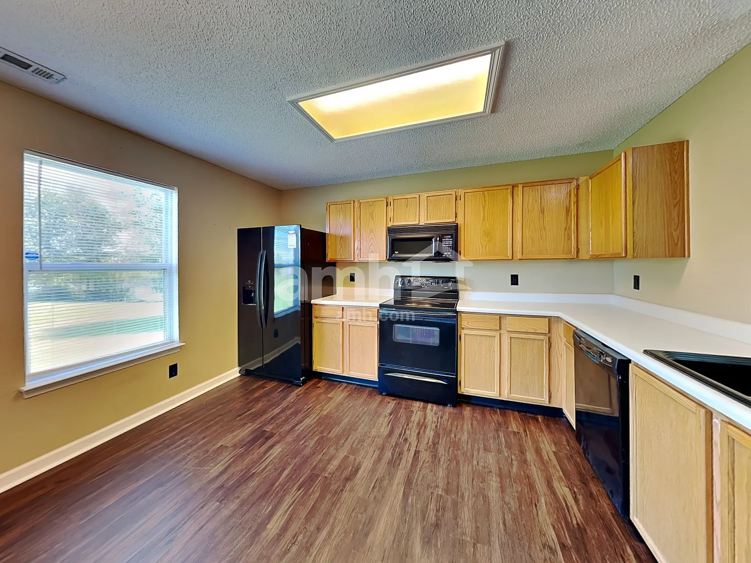 3 bed, 2.0 bath, 1200 sqft, $1,805 — Photo 3