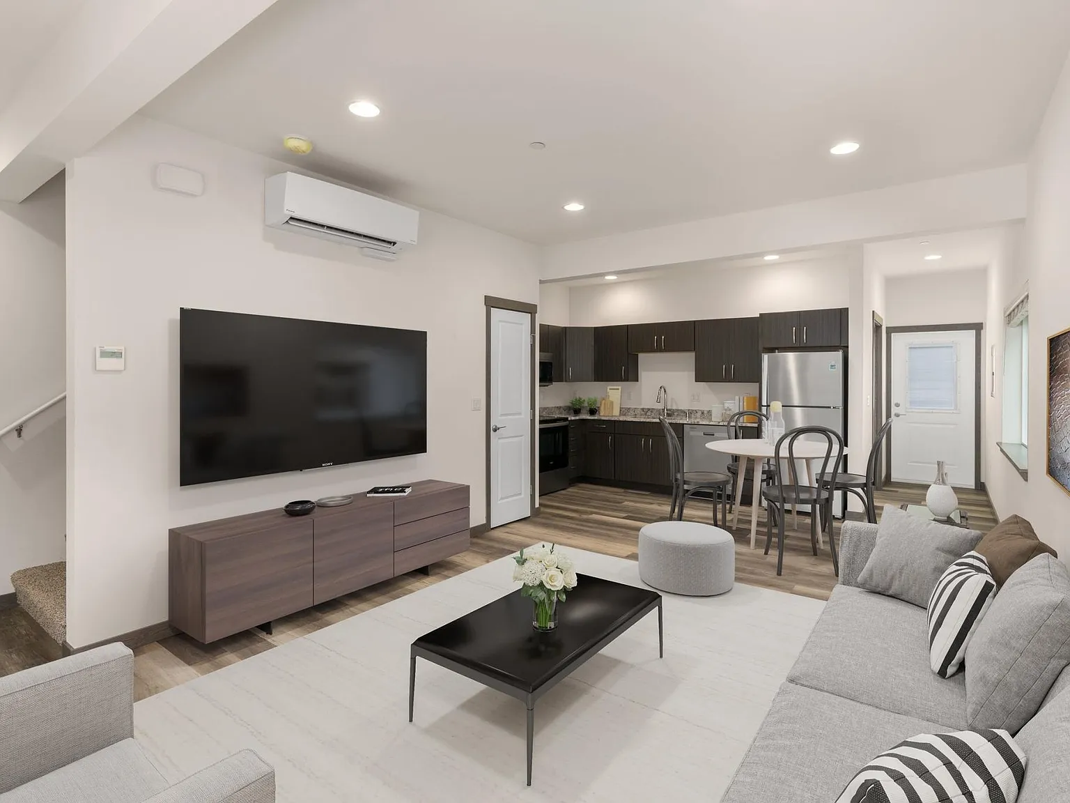 2 bed, 1.5 bath, 1163 sqft, $2,090 — Photo 2