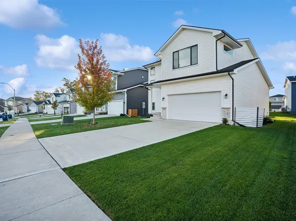 16608 Oakwood Dr, Urbandale, IA 50323