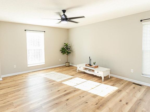 4th image of 248 Blossom Ln