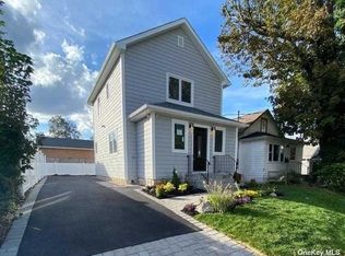 7 Allen Ln, Great Neck, NY 11024