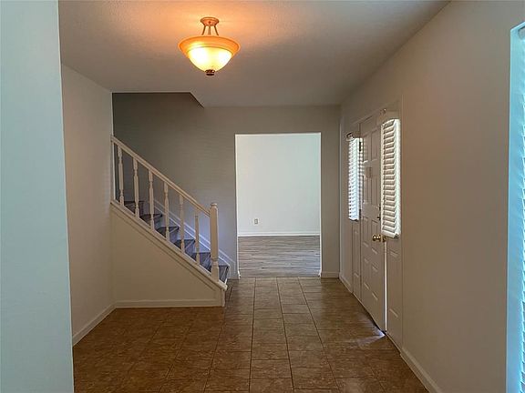 4th image of 2422 Country Place Dr
