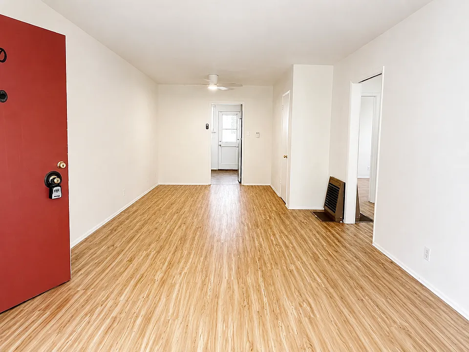340 N Isabel St