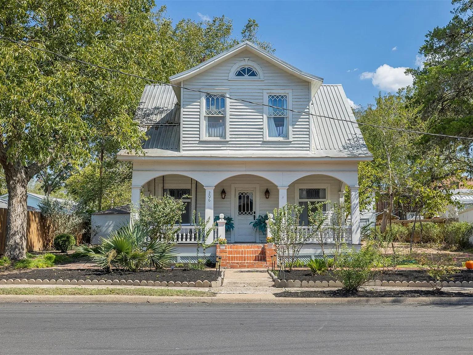 4 bed, 3.0 bath, 1565 sqft, $3,800 — Photo 1