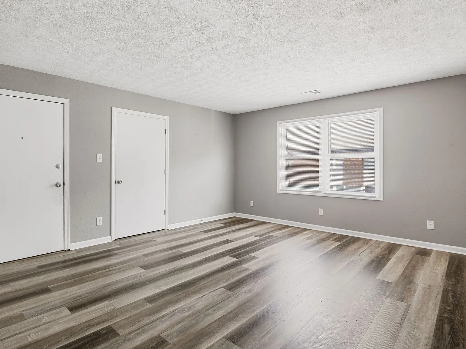 Lincoln Apartments — Photo 3