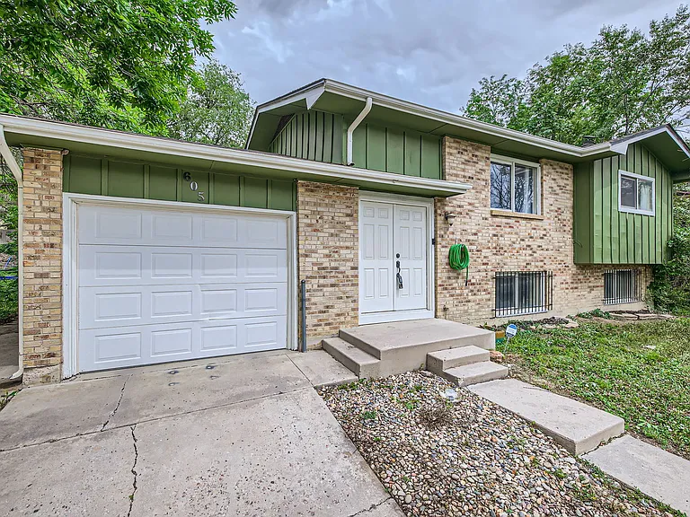 605 Raemar Dr — Photo 2