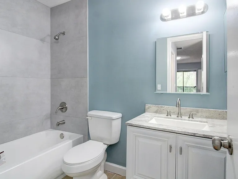 960 N Franklin Ave #960D — Photo 4