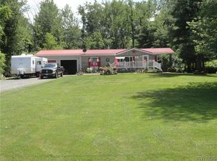 9248 Seaman Rd, Middleport, NY 14105