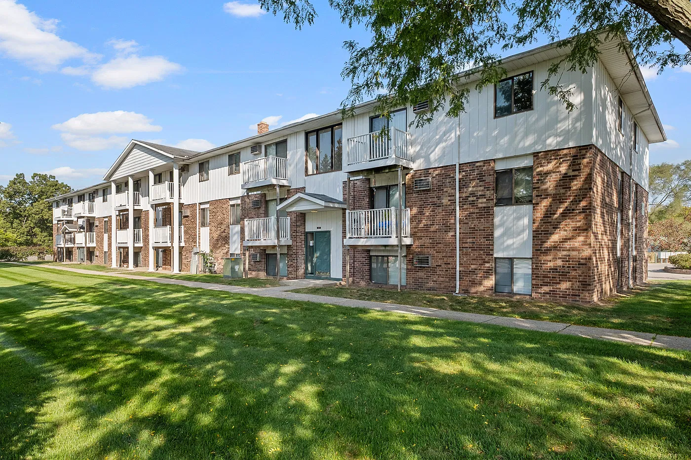 Crossroads Apartments — Photo 1