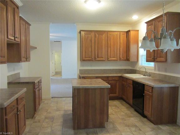 3rd image of 225 Belleville Dr
