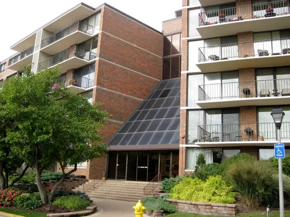 2 S Atrium Way APT 205, Elmhurst, IL 60126