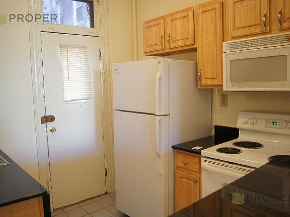 3rd image of 110 Queensberry St