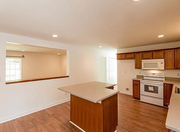 5th image of 203 Meadow Glen Dr