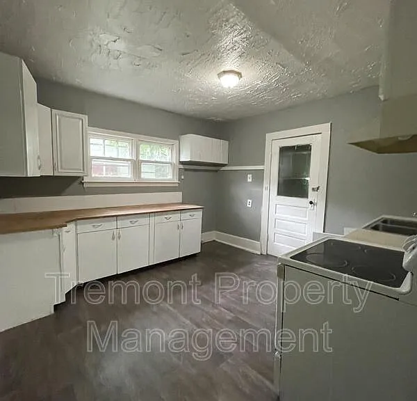 2702 Woodside St — Photo 3