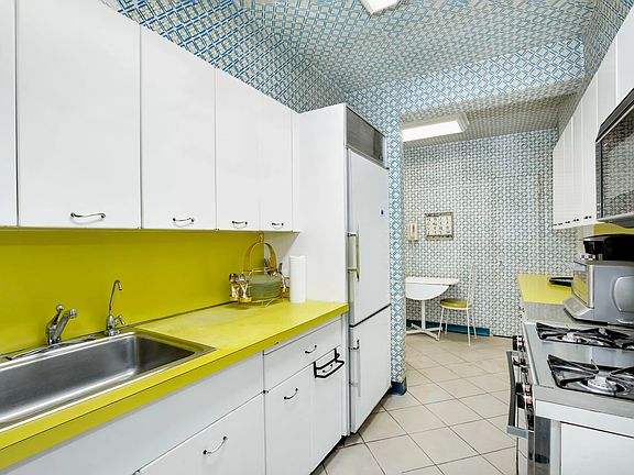 5th image of 25 Sutton Pl S #14JI