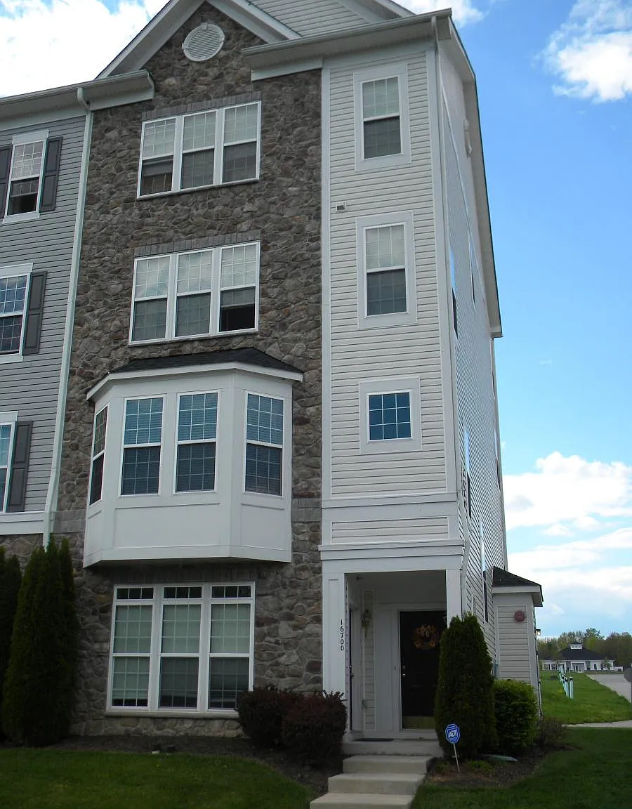 3 bed, 2.5 bath, 1723 sqft, $2,150 — Photo 2