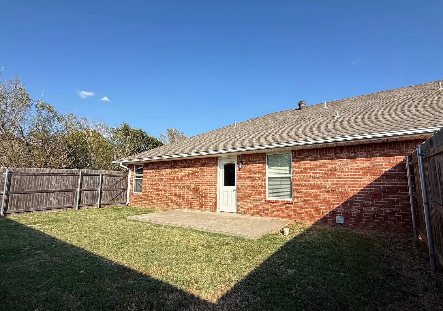 Charming 3 Bedroom, 2 Bathroom Duplex on Cul-de-Sac in Shawnee! — Photo 3