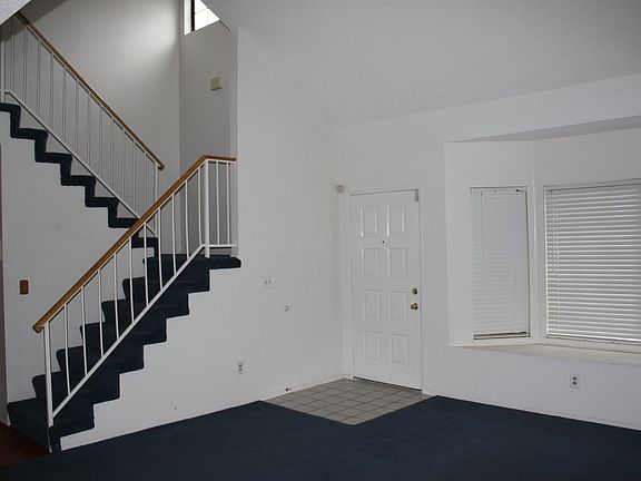 5th image of 910 Yorkshire Ln