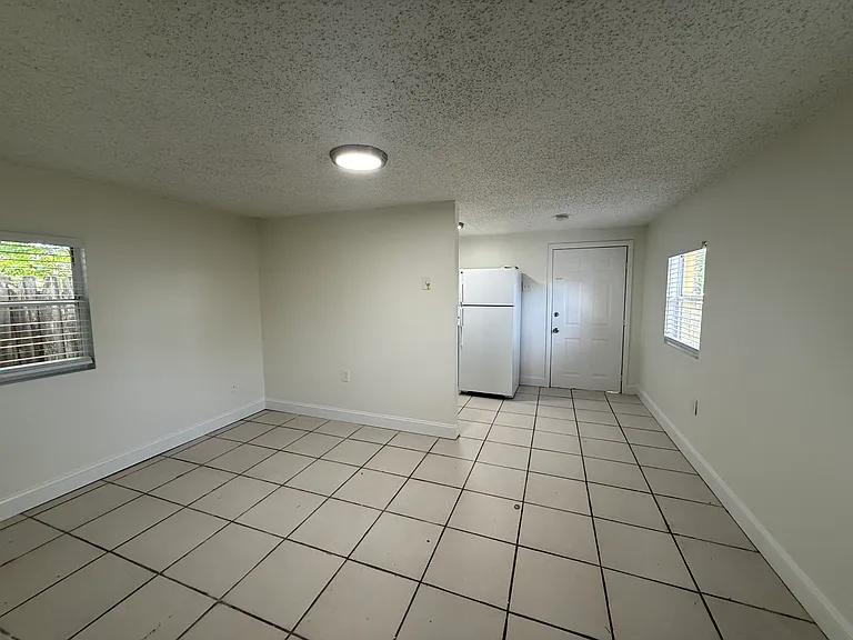 2107 N Sterling Ave #B — Photo 4