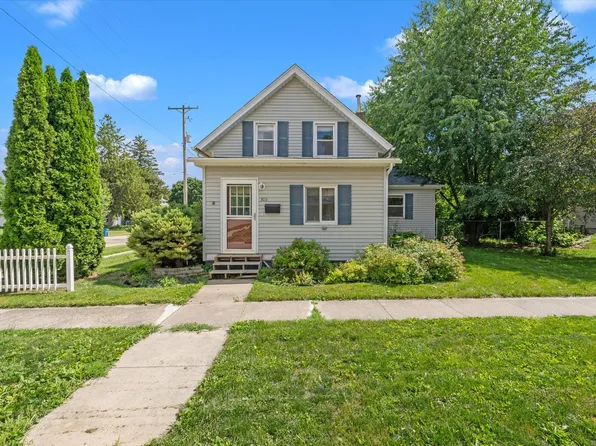 303 8th St, De Witt, IA 52742