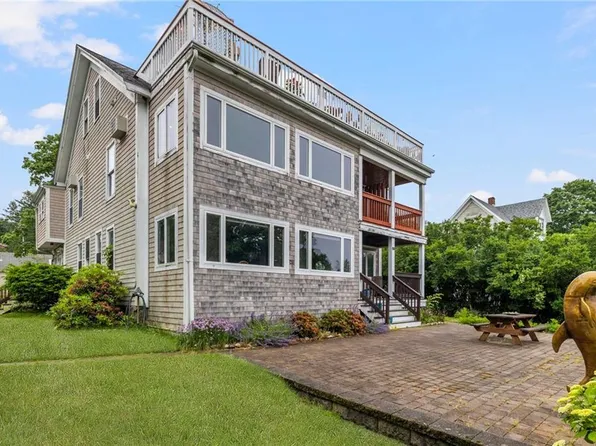 136 Riverside Dr APT 3, Tiverton, RI 02878